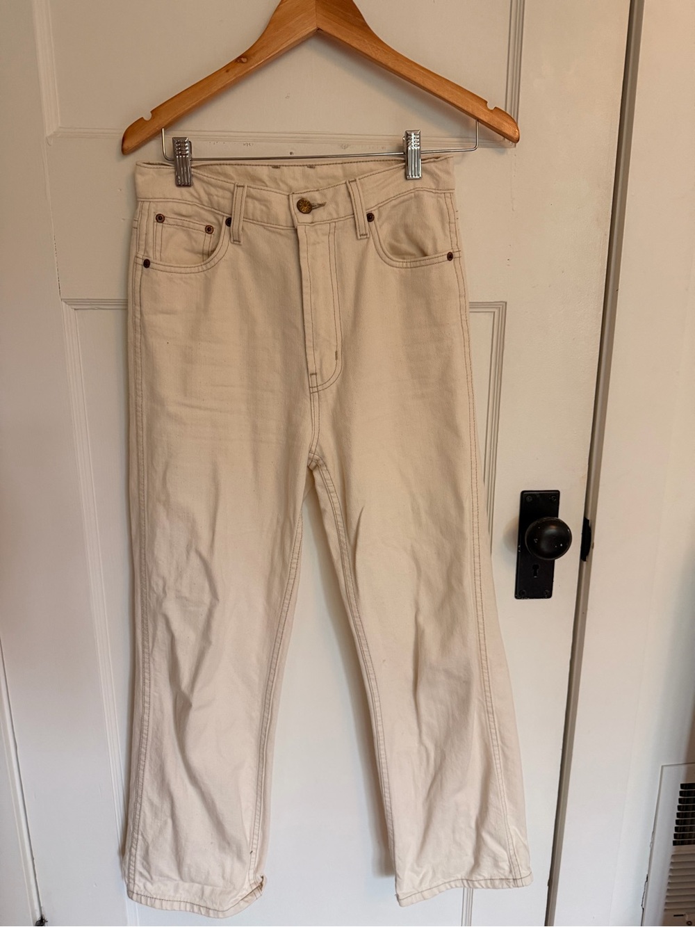 B SIDES Cream Straight-Leg High-Rise Jeans (plein style)